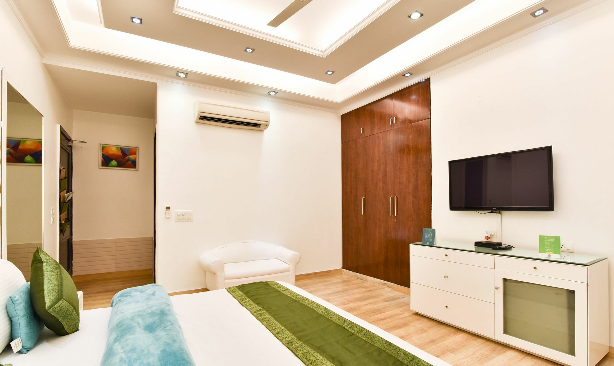Treebo Trend The G8 Sector 39 Hotel Noida Kültér fotó